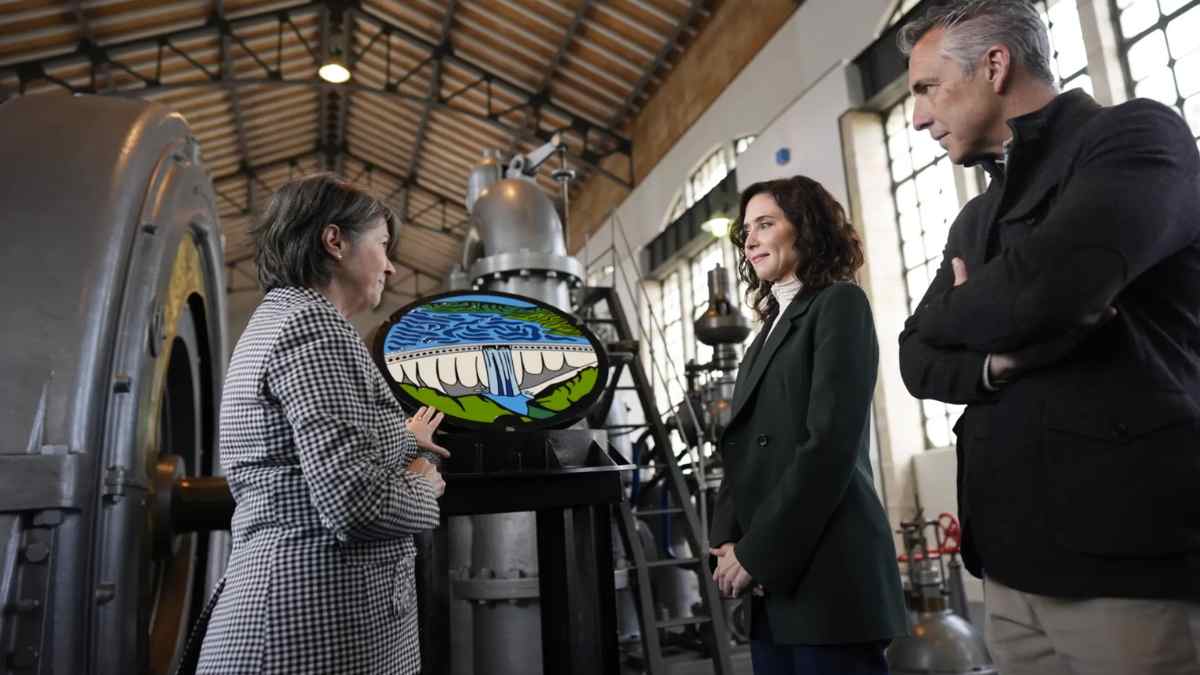 Isabel Díaz Ayuso presenta las tapas de alcantarillado de diseño japonés por el 175 aniversario del Canal de Isabel II