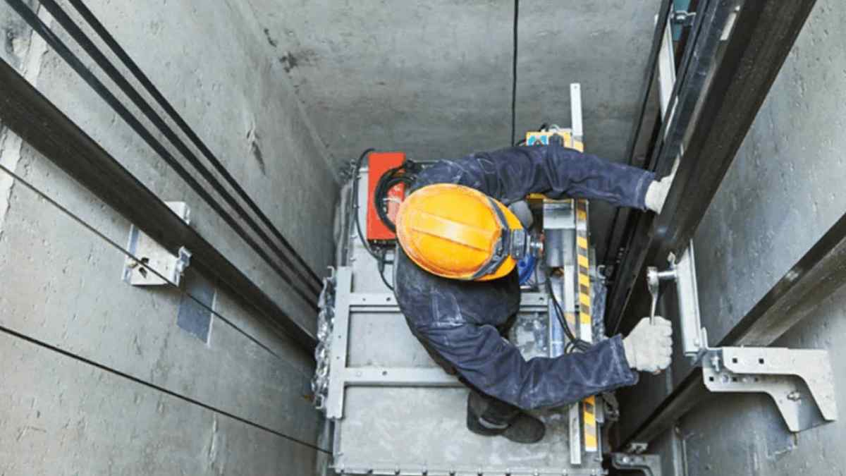 Técnico conservador de ascensores realizando labores de mantenimiento en Madrid