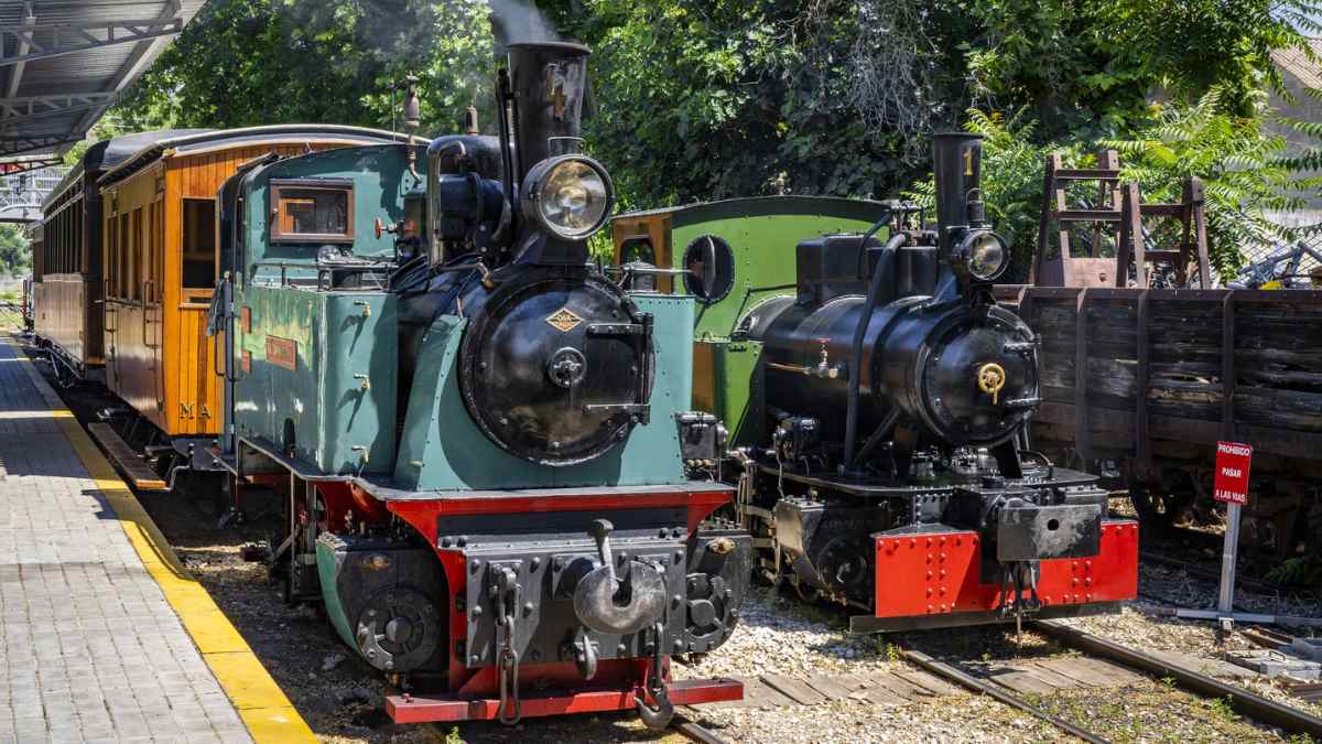 Tren histórico de Arganda en la estación de La Poveda antes de retomar sus circulaciones el 29 de marzo en Madrid