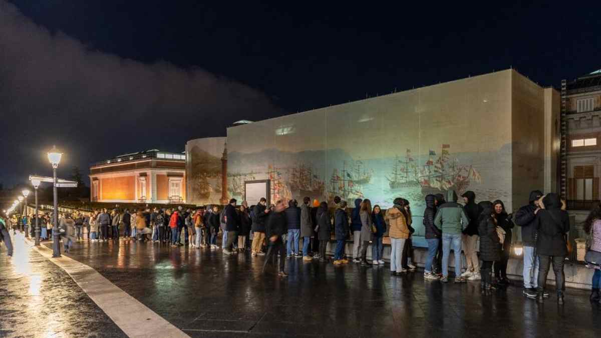 cola de visitantes para entrar gratis al Museo del Prado de noche en Madrid