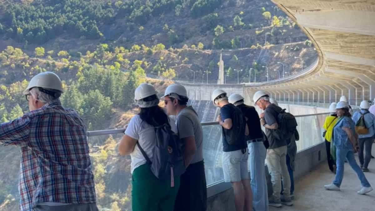 Visitantes con casco durante una visita guiada a instalaciones del Canal de Isabel II en la Comunidad de Madrid