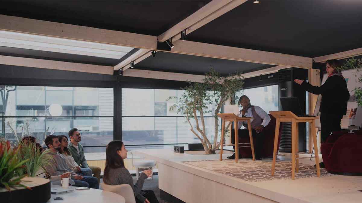 Alumnos en formación FP Dual de Administración y Finanzas durante una sesión práctica en empresa