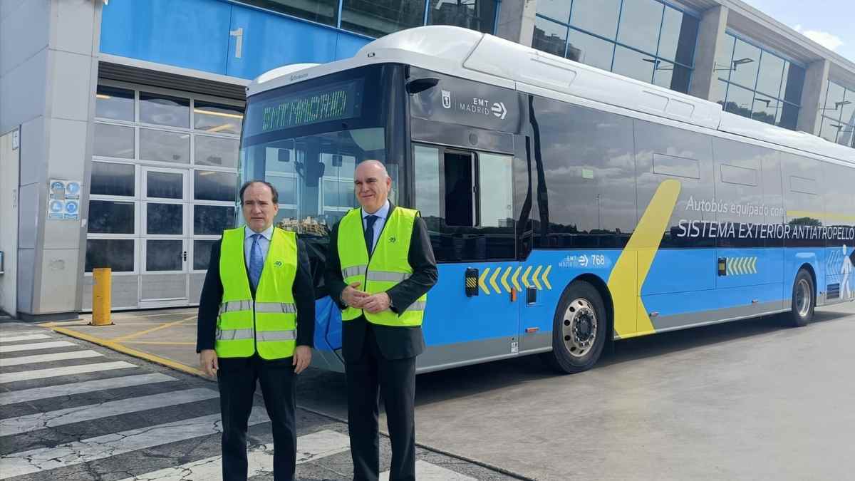 Autobús antiatropello de la EMT Madrid con sistema de alerta para peatones y conductores en pruebas de seguridad vial