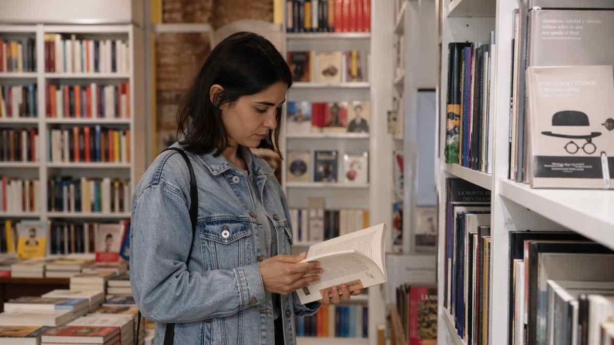 joven leyendo libro en libreria de barrio en madrid bono libro joven 150 euros