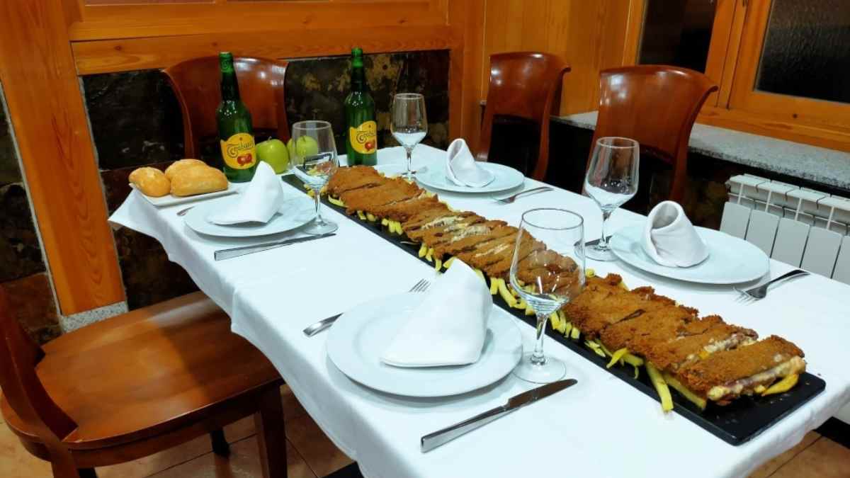 cachopo de un metro en restaurante Urumea Madrid servido en mesa para compartir