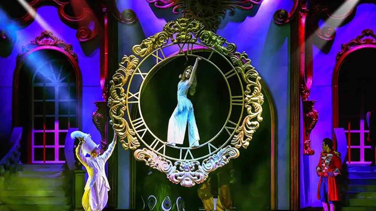 Cenicienta en el Teatro Circo Price de Madrid dentro de un reloj gigante durante espectáculo con acrobacias