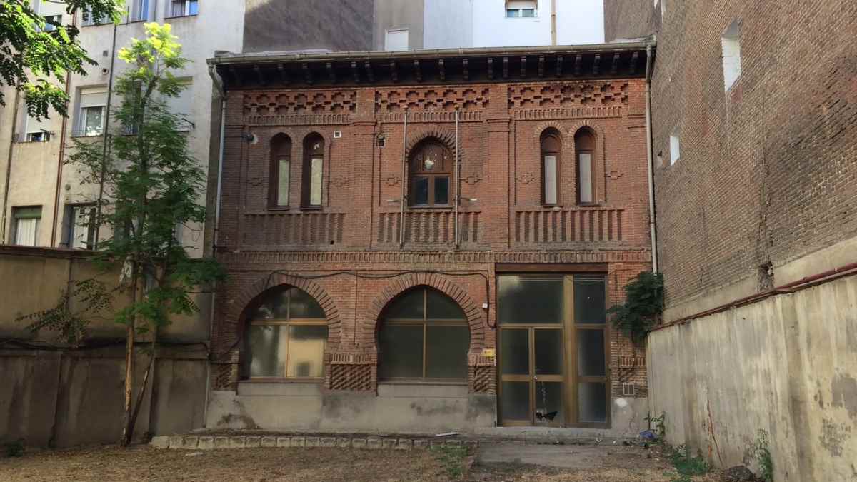 Centro de salud Goya Madrid edificio histórico con fachada neomudéjar interior rehabilitación sanitaria
