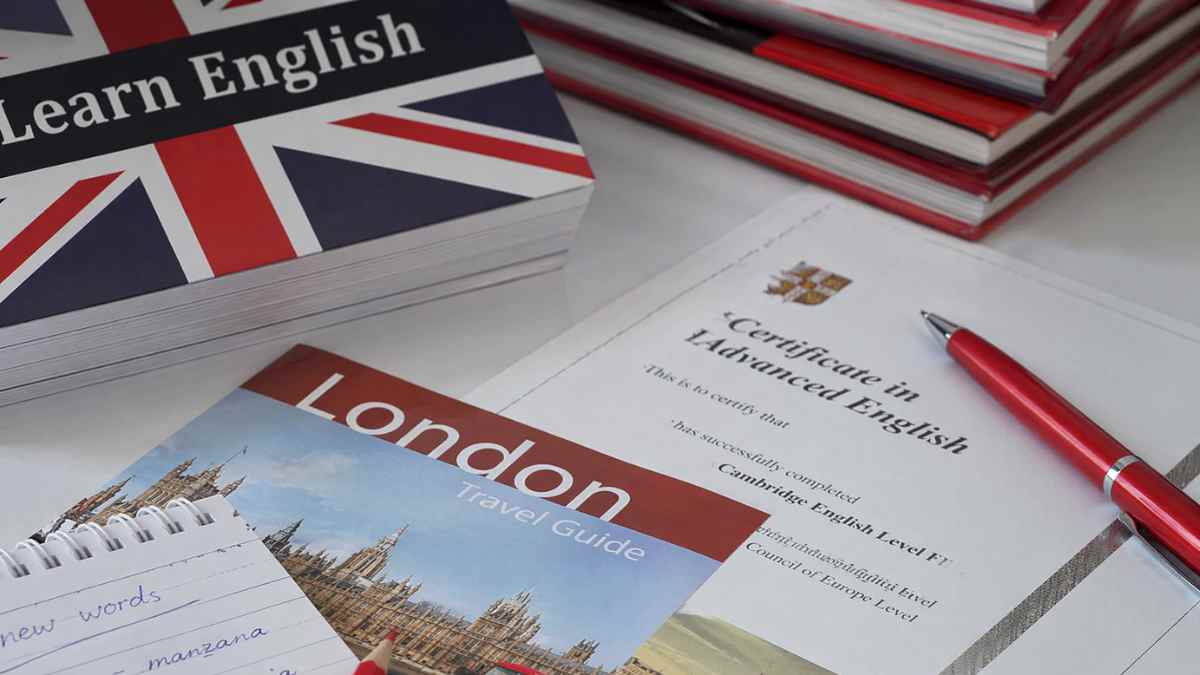 certificado digital de inglés para universitarios con examen y material de estudio en escritorio