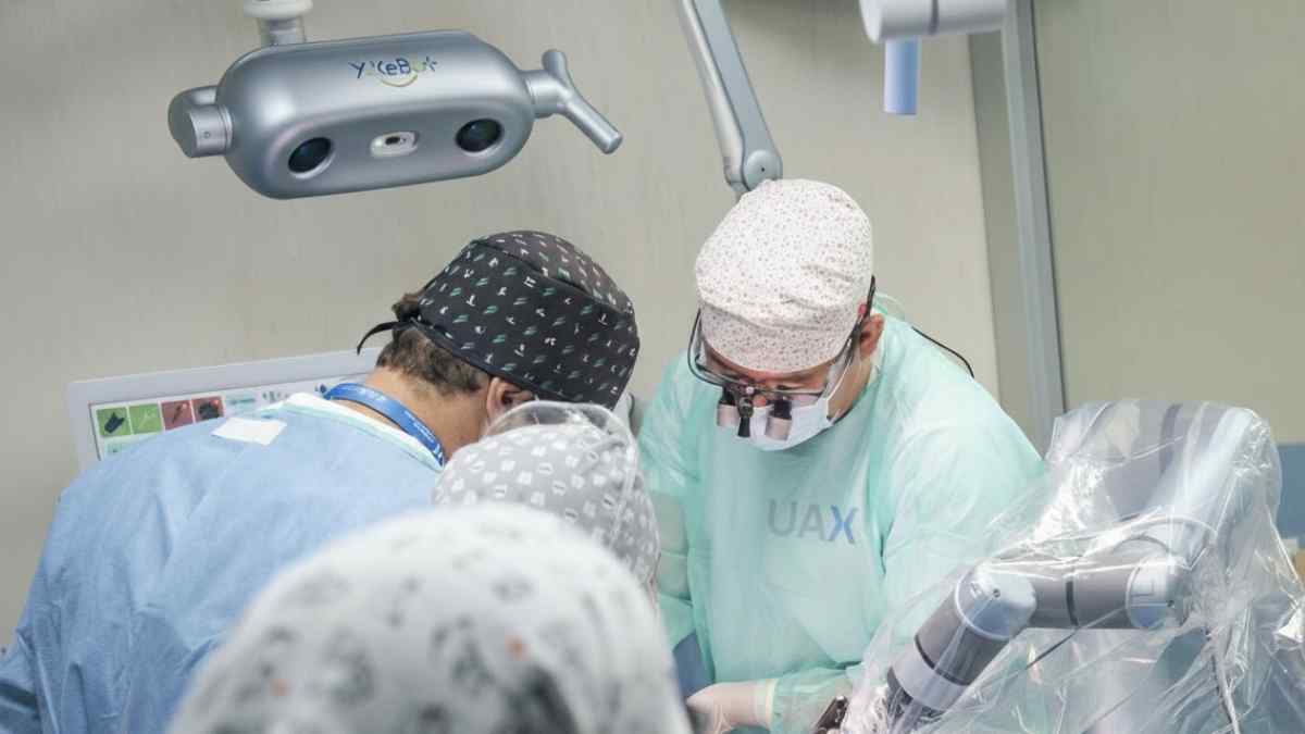 cirugia robotica dental uax seis implantes paciente edentulo madrid