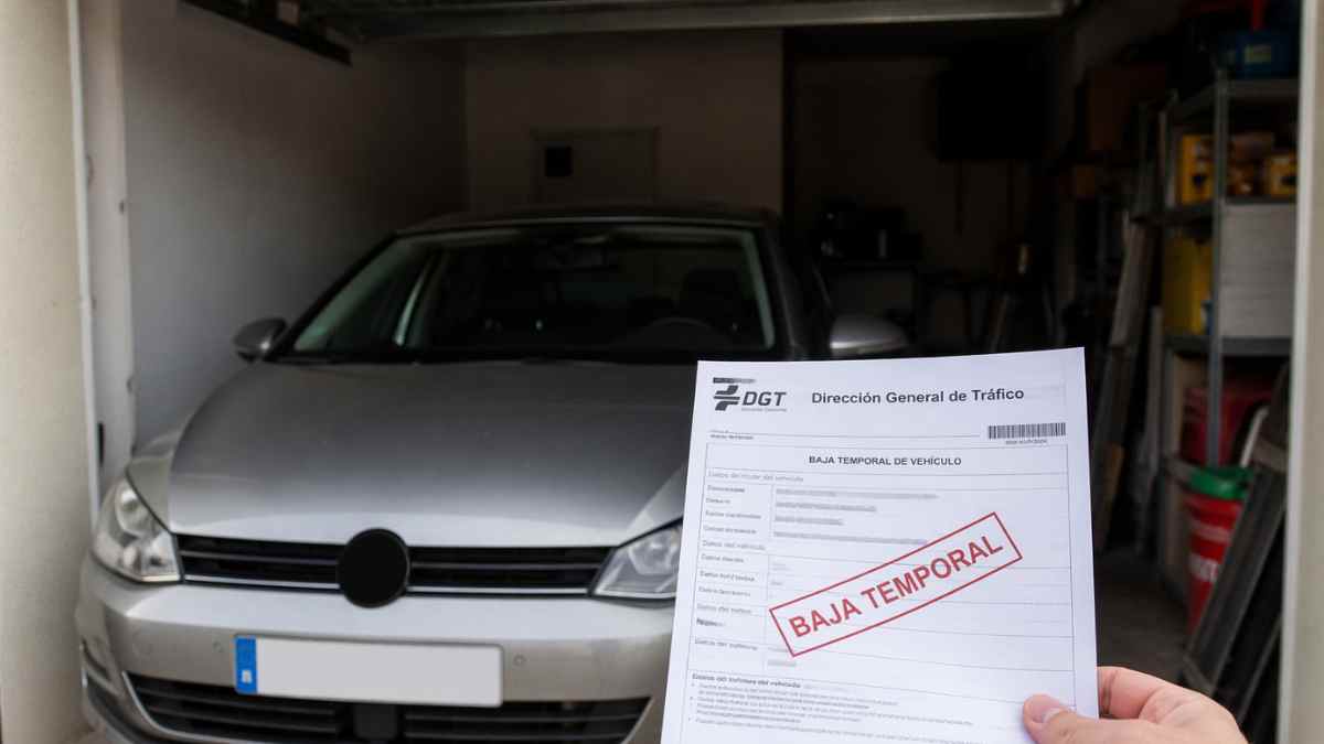 Coche sin seguro en garaje con documento de baja temporal de la DGT para evitar multa