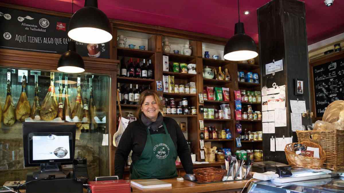 Tienda rural en un pueblo de Madrid con comerciante atendiendo, ejemplo de negocio que puede recibir ayudas de hasta 5000 euros en 2026