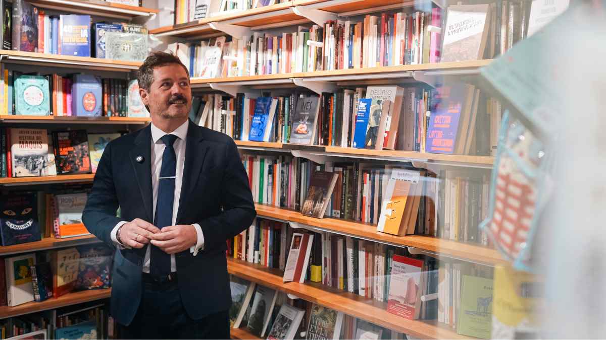 Hombre en una librería de Madrid rodeado de libros durante la presentación de LIBROMAD 2026