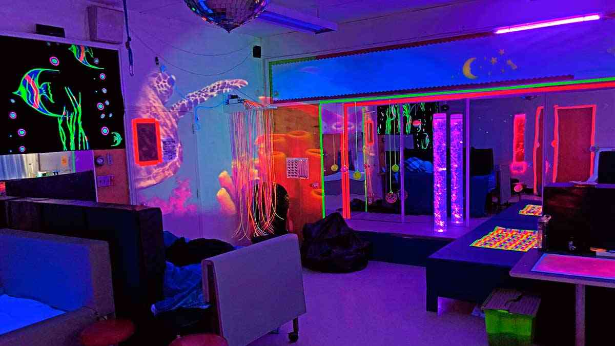 Sala snoezelen en centro de Madrid con luces sensoriales para personas con discapacidad y estimulación cognitiva