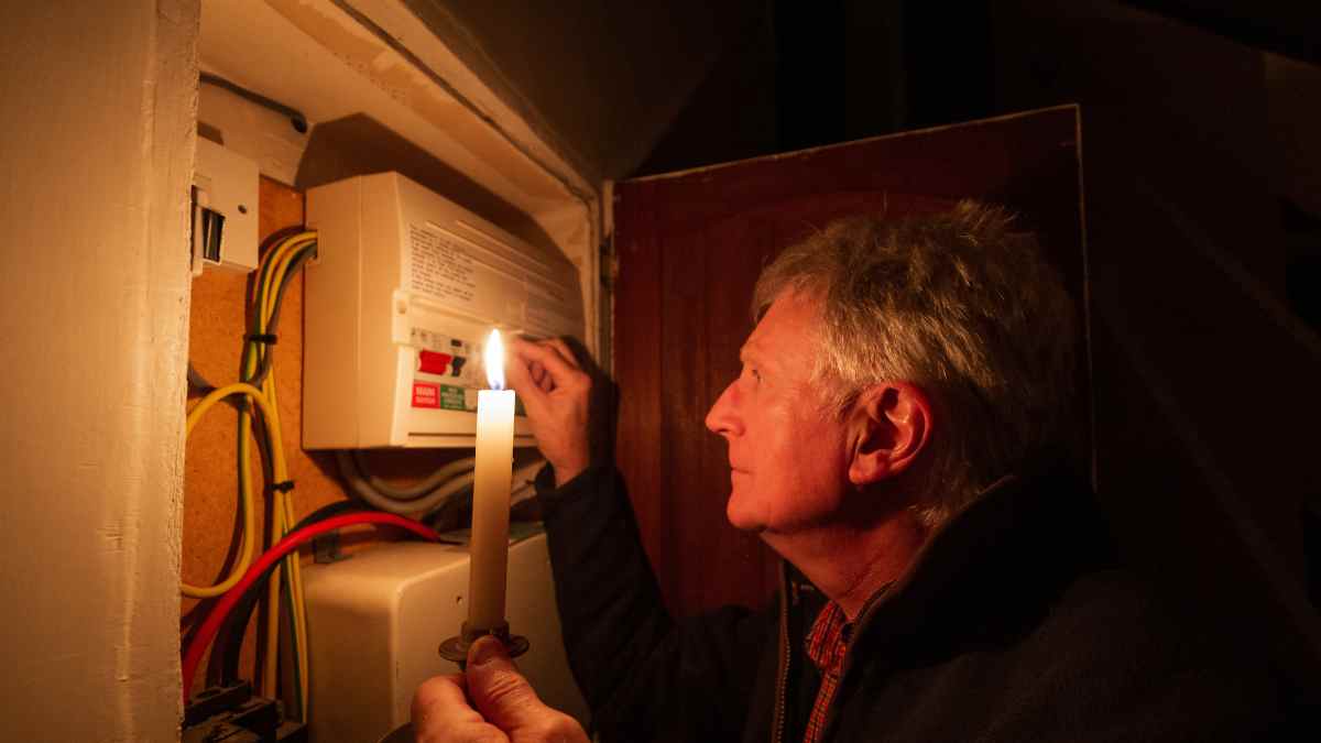 hombre revisando cuadro electrico durante corte de luz en madrid