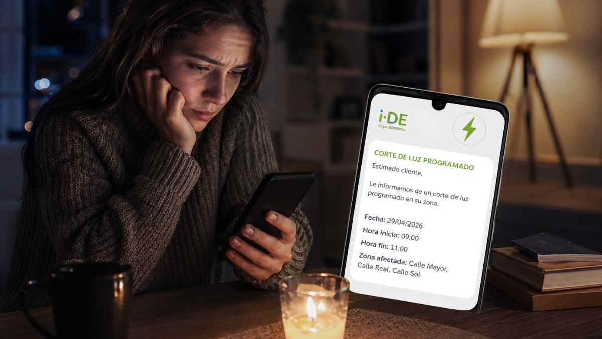 Mujer mirando el móvil durante un corte de luz programado en Madrid por Iberdrola