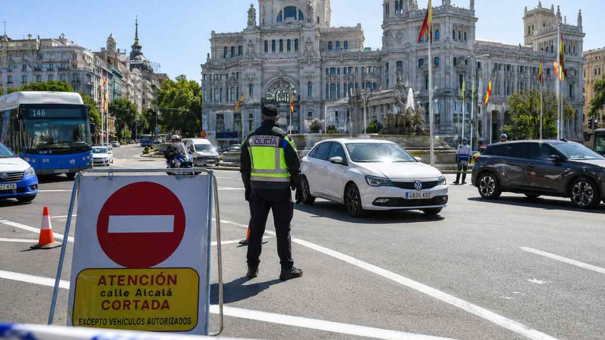 Corte de tráfico en la calle Alcalá de Madrid con policía regulando la circulación por una manifestación