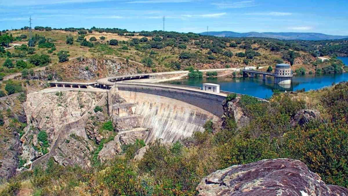 Embalse de Madrid con alto nivel de agua en abril de 2026 tras las lluvias de invierno