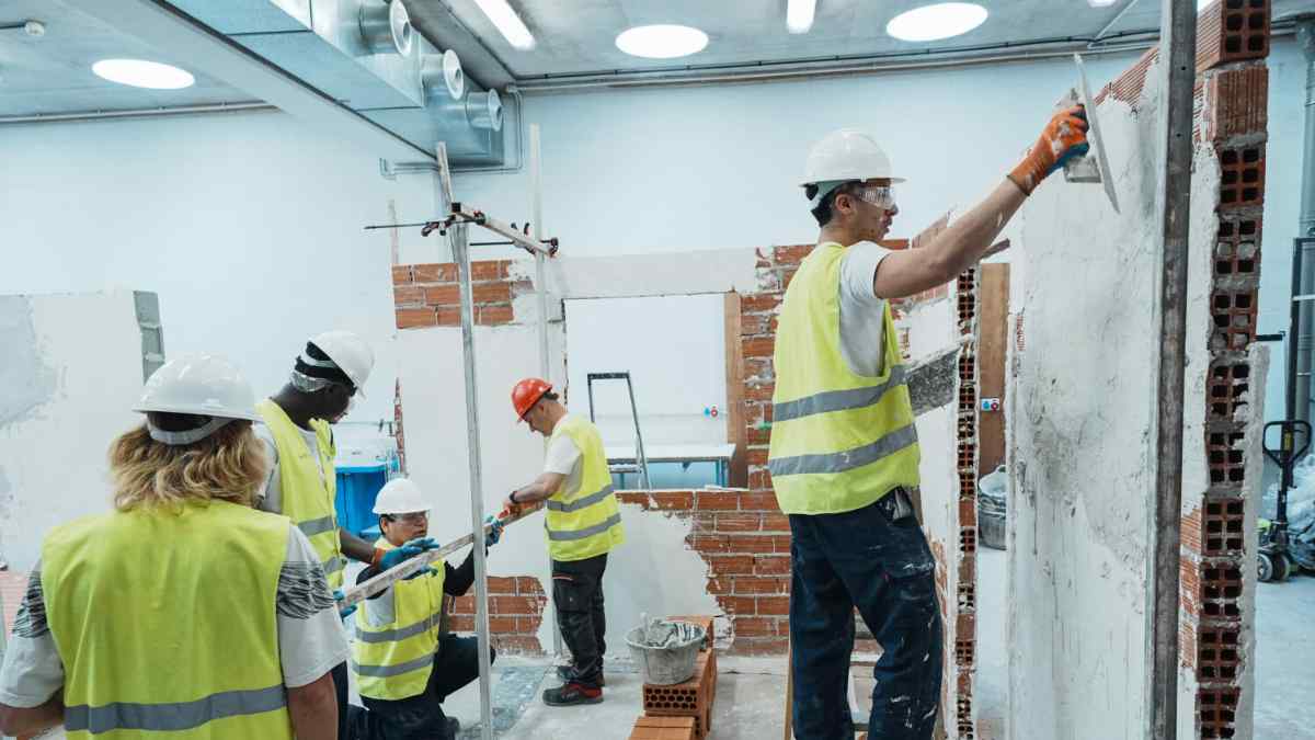 alumnos escuela municipal de oficios madrid realizando practicas de albañileria en aula formativa