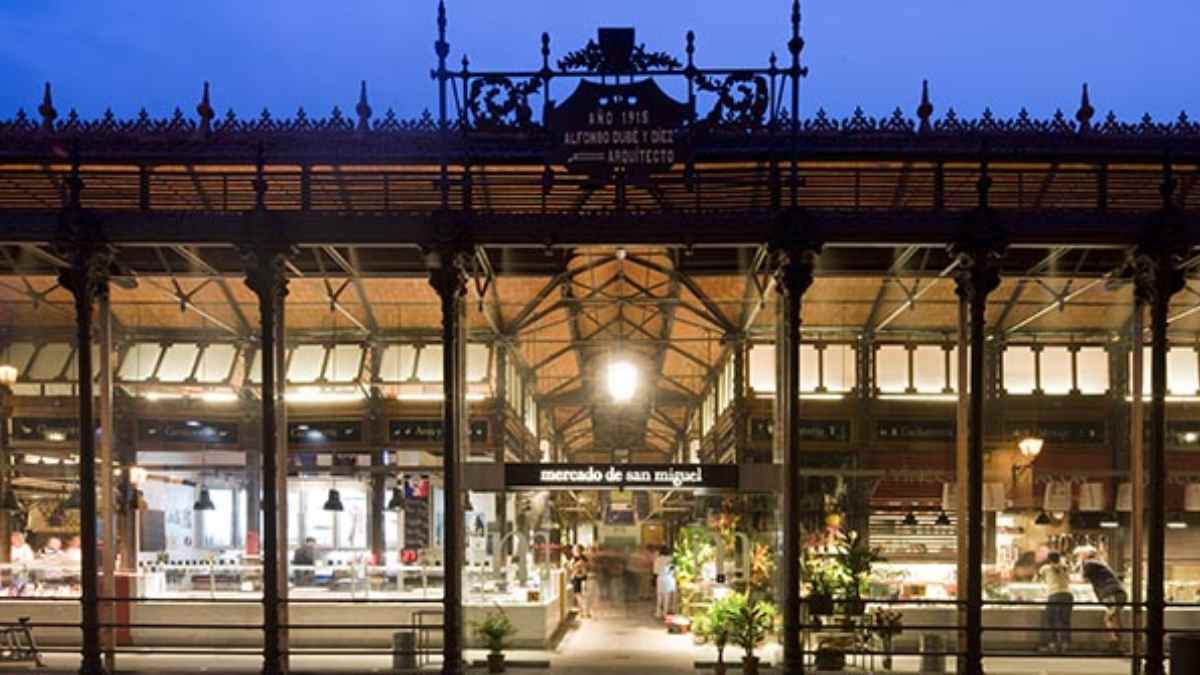 Mercado de San Miguel iluminado de noche en Madrid tras la compra por la familia dueña de C&A
