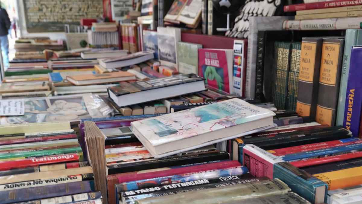 Libros antiguos y de ocasión en caseta de la Feria del Libro Antiguo de Madrid en el Paseo de Recoletos