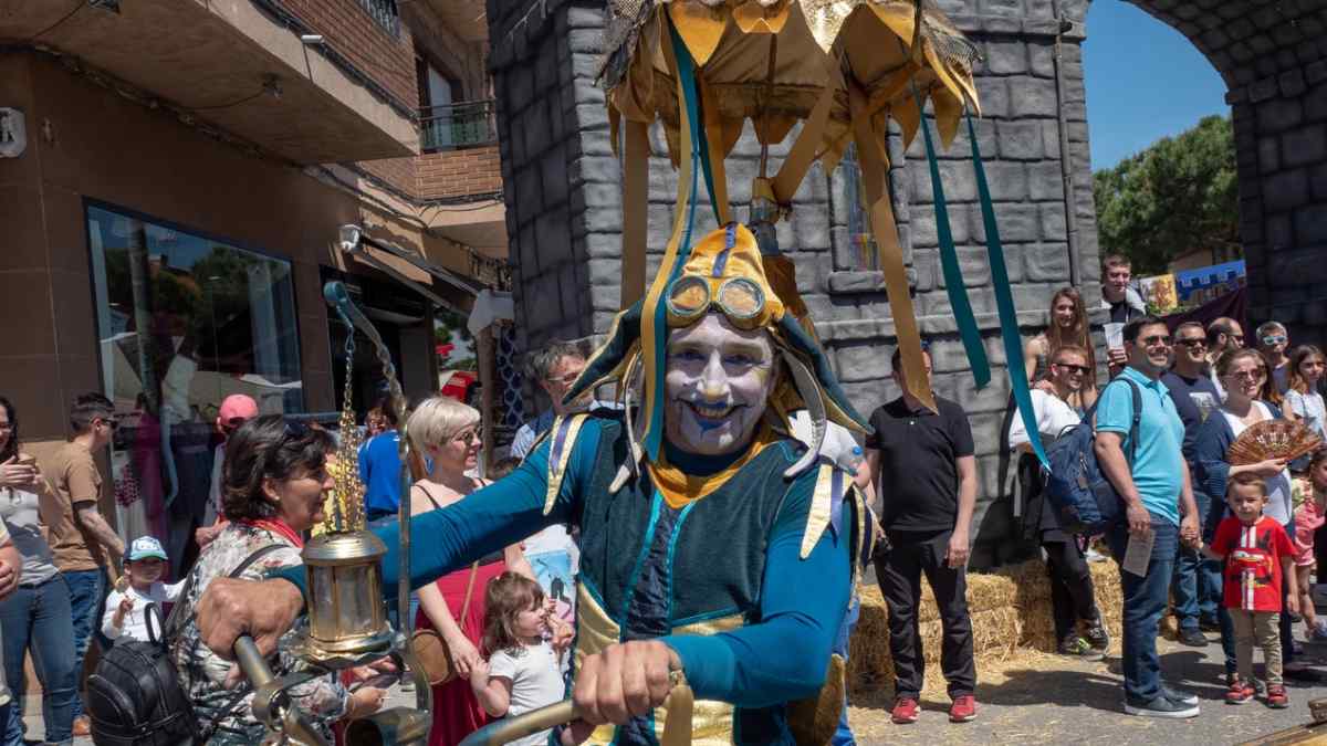 Personaje medieval en pasacalles durante la Feria Medieval de El Álamo con público en las calles