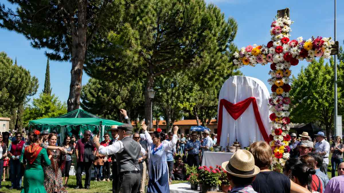 Fiesta de la Cruz de Mayo en Madrid con romería, bailes tradicionales y vecinos celebrando al aire libre