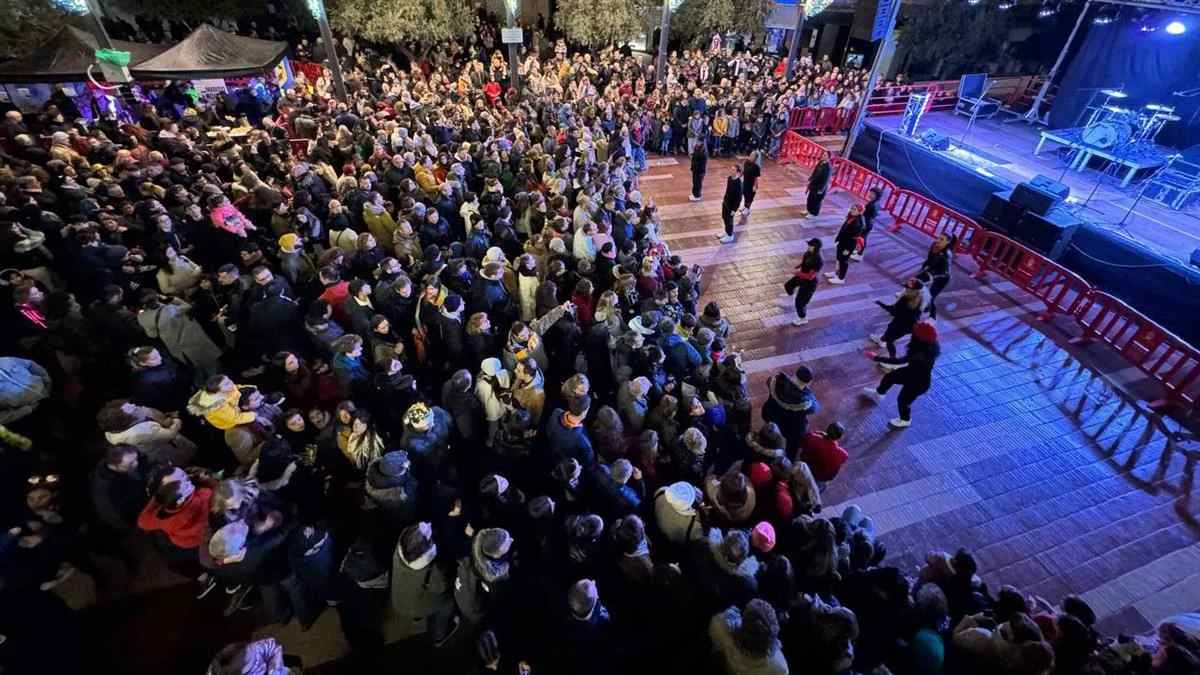 Multitud en las fiestas de Santo Domingo de Alcorcón 2026 durante un evento con música en directo