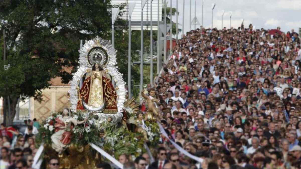 Procesión de la Virgen de los Ángeles en Getafe durante las fiestas patronales con gran afluencia de fieles