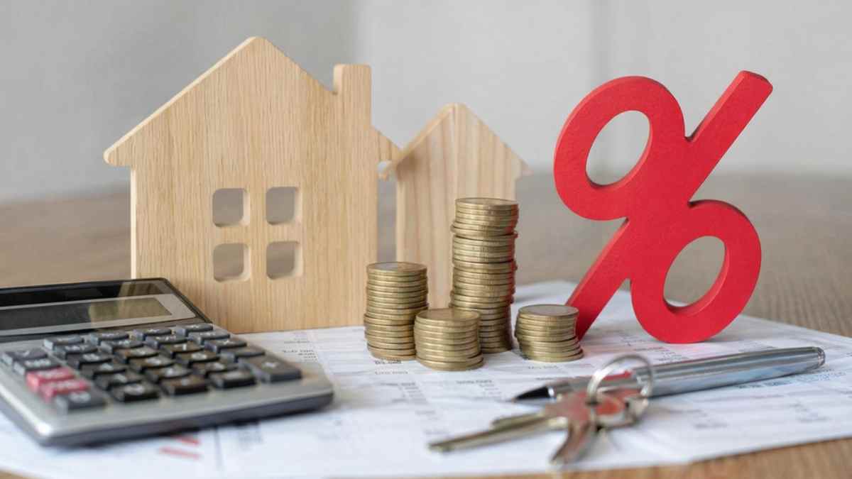 Hipoteca variable con euríbor representada con casa, calculadora, monedas y símbolo de porcentaje