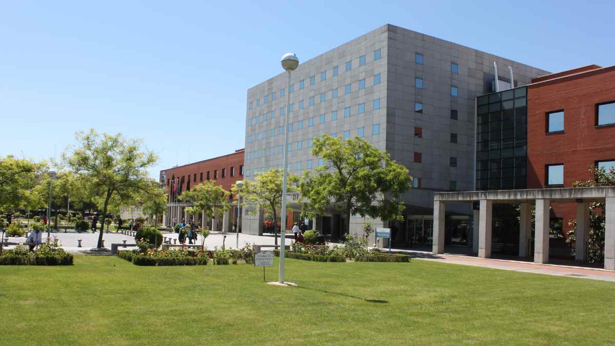 Hospital de Alcorcón fachada exterior donde se investigan deudas impagadas de 4,82 millones no reclamadas a Hacienda