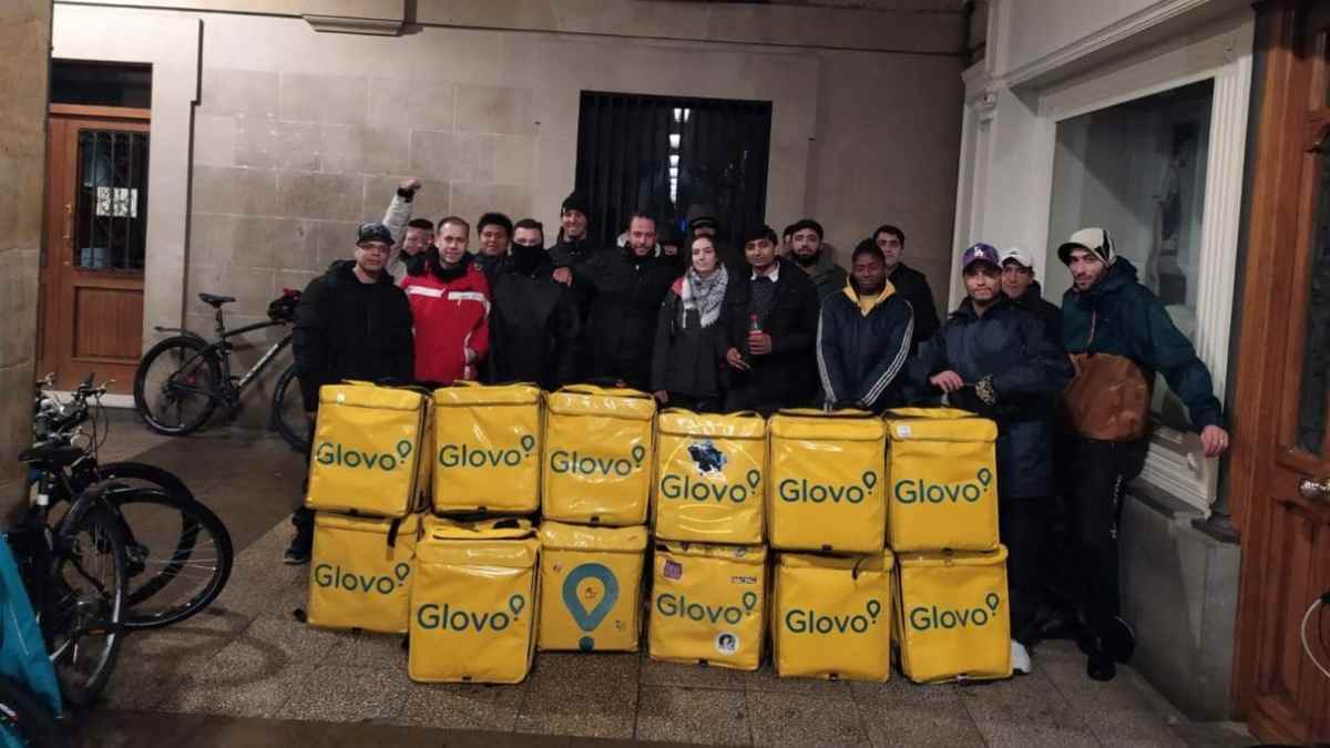 Repartidores de Glovo protestan con mochilas amarillas durante la huelga convocada por CCOO en abril de 2026