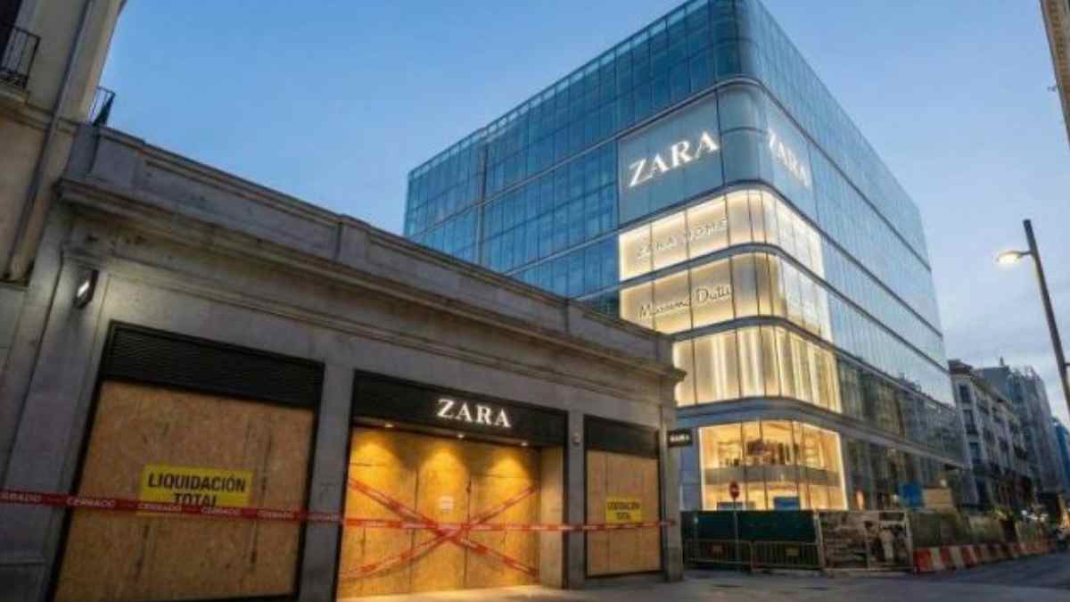 Tienda de Zara cerrada con carteles de liquidación mientras Inditex reduce su número de locales