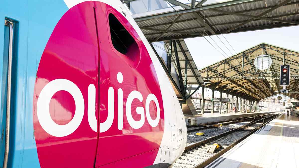 Tren Ouigo en estación con servicio Madrid Málaga alta velocidad abril 2026