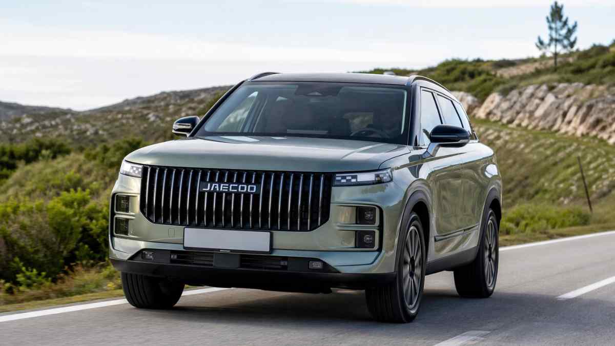 Jaecoo 7 circulando por carretera con posible fallo en el cableado que puede provocar parada del motor