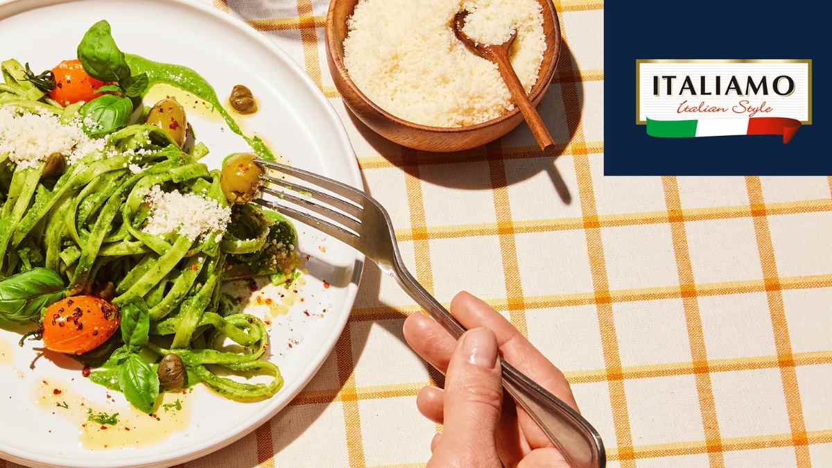 Plato de pasta italiana con pesto y queso Italiamo de Lidl durante la semana italiana