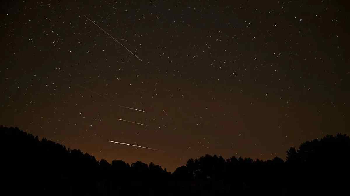 Lluvia de estrellas Líridas sobre cielo nocturno visible desde Madrid y Castilla-La Mancha