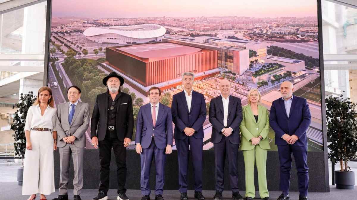 Presentación del nuevo complejo de ocio y deporte en el antiguo Centro Acuático de Madrid con autoridades