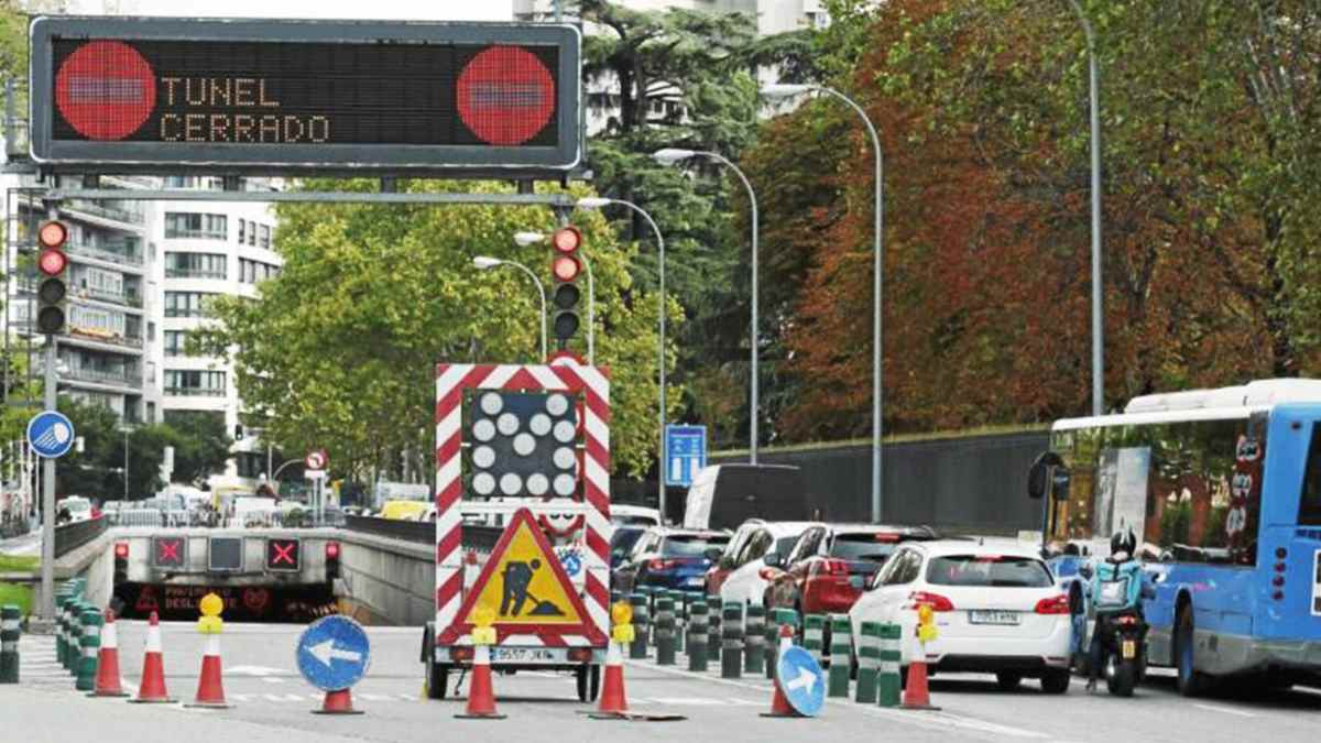 Corte de tráfico en túnel de Madrid con señal de túnel cerrado y coches retenidos en el centro