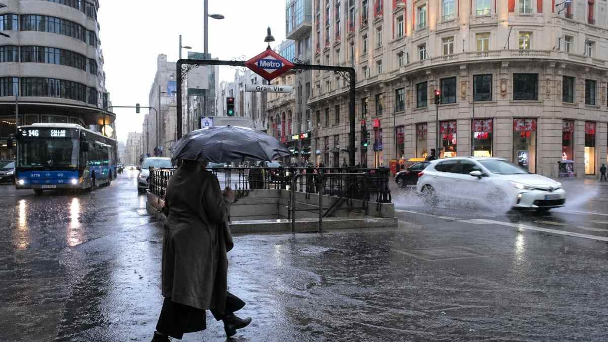 Lluvia intensa en Madrid con tormenta en Gran Vía y riesgo de inundaciones durante alerta naranja