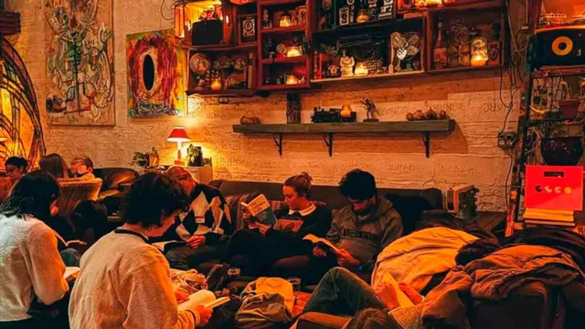 reading party en Madrid con jóvenes leyendo juntos en un espacio cultural durante el Día del Libro