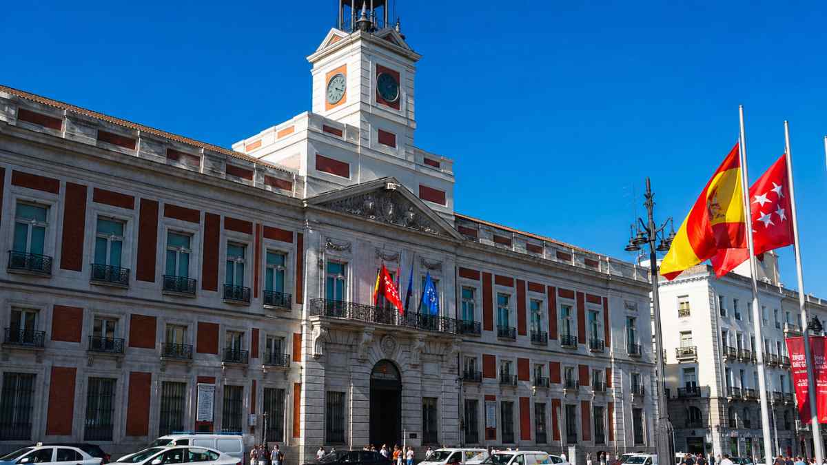 Real Casa de Correos en Madrid, sede del Gobierno regional que rechaza la jornada laboral de 35 horas para funcionarios