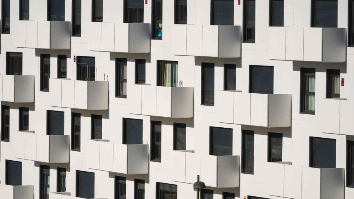 Fachada de edificio en Madrid con recubrimiento que reduce temperatura y mejora la seguridad frente a incendios