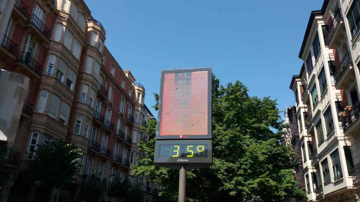 termómetro en Madrid marcando altas temperaturas durante episodio de calor en abril