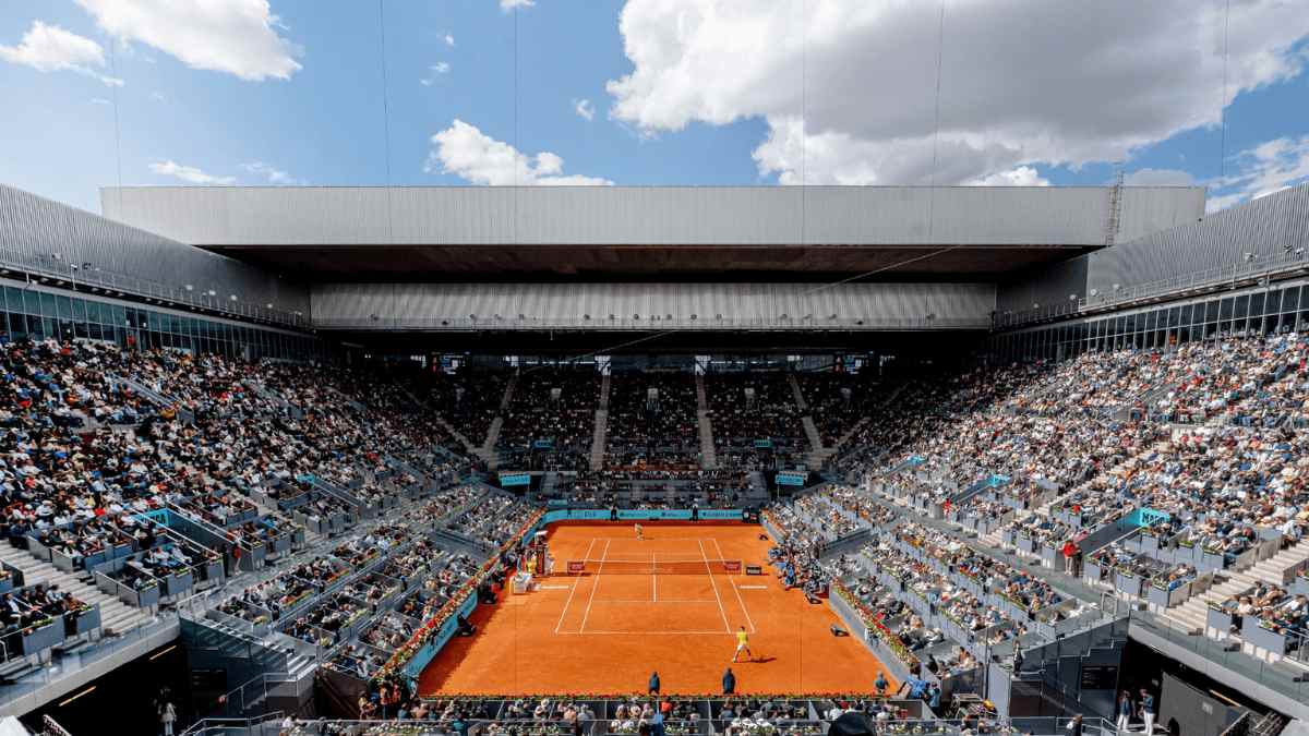 Pista central de la Caja Mágica durante el Mutua Madrid Open con público en las gradas