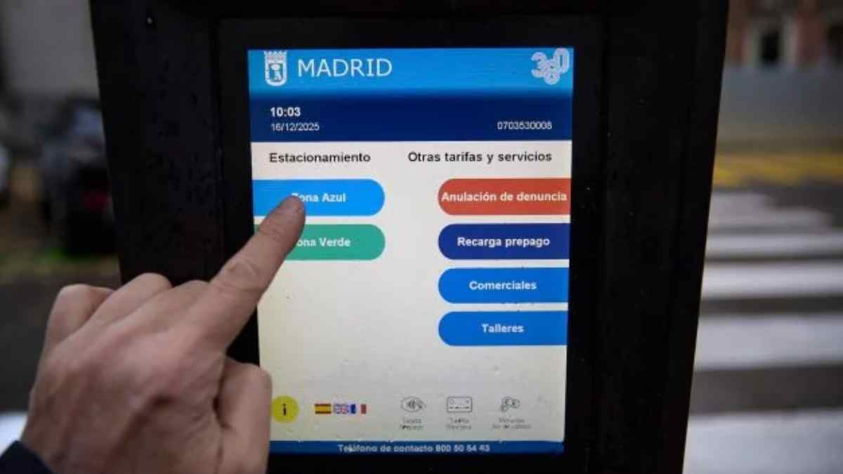 Parquímetro del SER en Madrid con pantalla de zona azul durante consulta vecinal sobre estacionamiento regulado