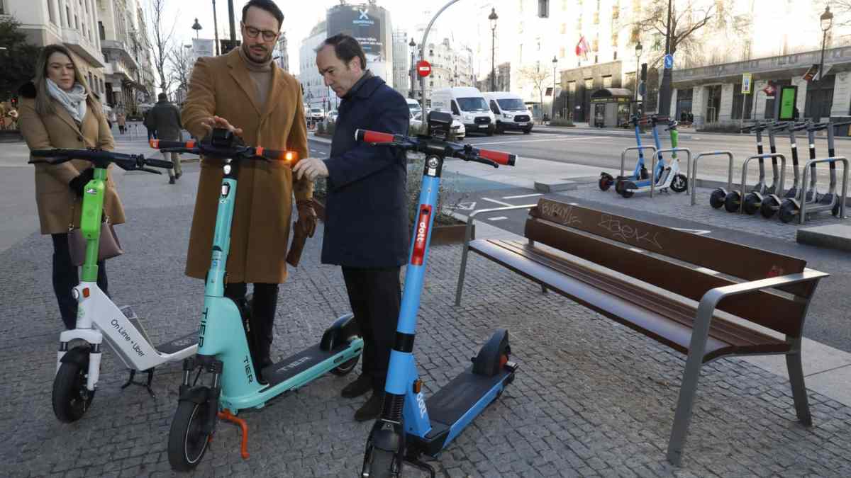 Patinetes eléctricos en Madrid con usuarios en la calle cumpliendo la normativa de circulación 2026