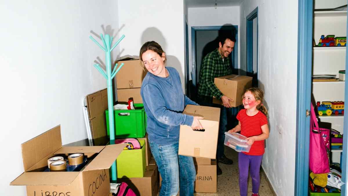 Familia realizando una mudanza en casa con cajas, ejemplo de permiso retribuido por cambio de domicilio