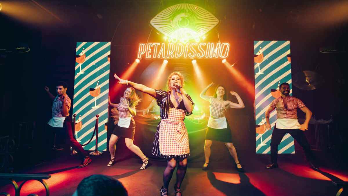 Petardíssimo Madrid show en directo con música y baile en Lula Club durante tardeo con ambiente festivo en Gran Vía