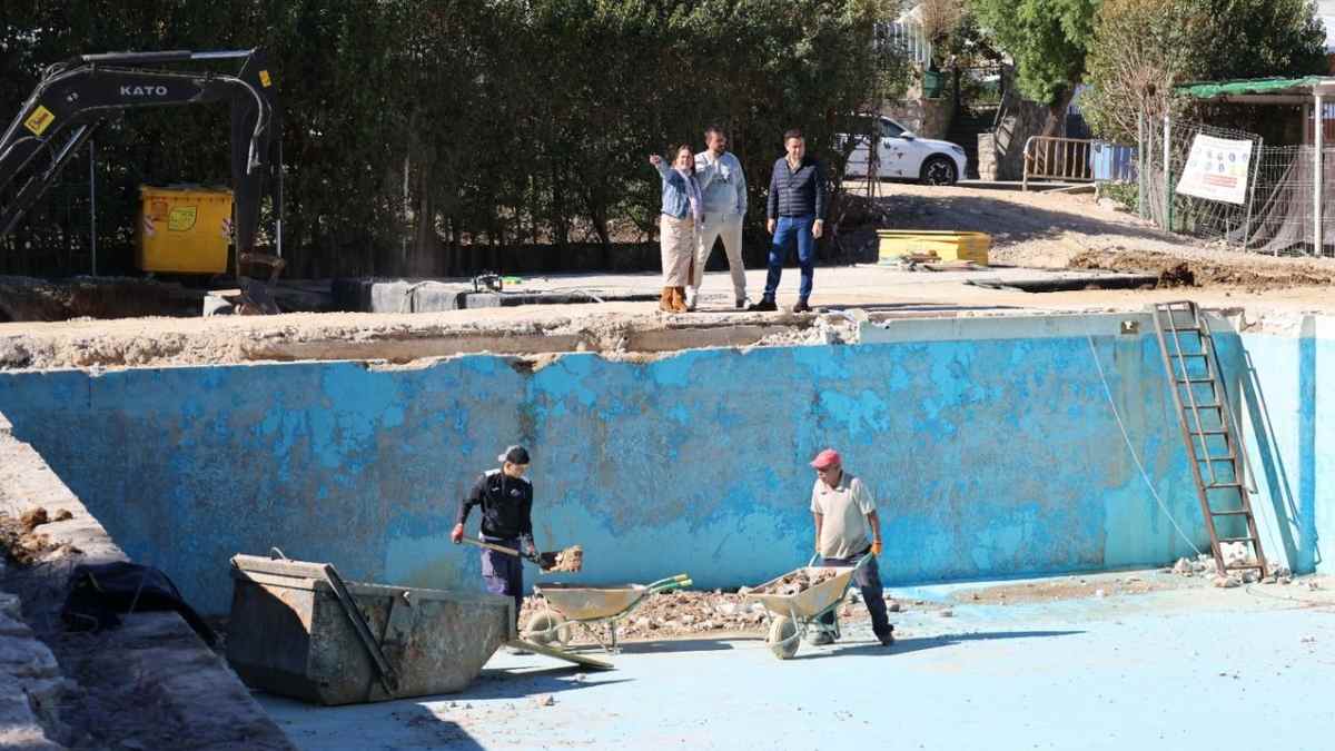 Reforma de la piscina municipal de Campo Real con operarios trabajando en el vaso principal