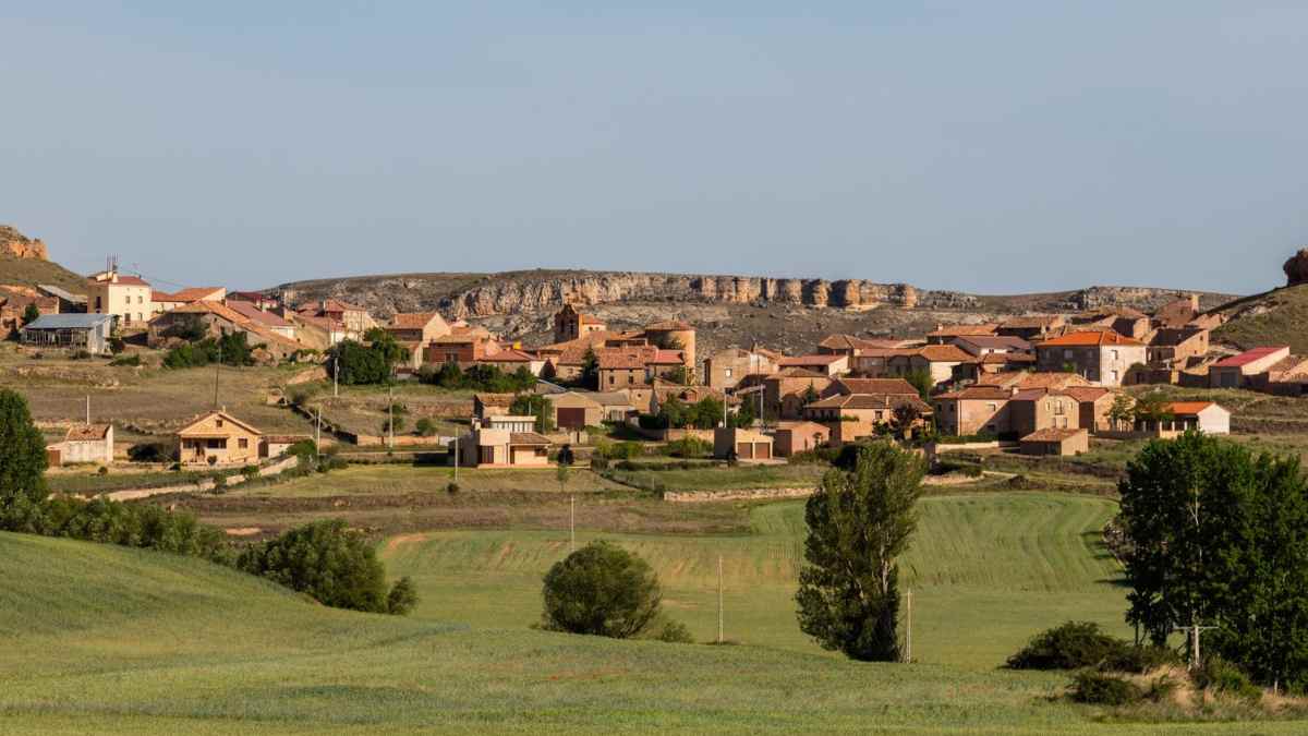 Pueblo de Arenillas en Soria con casas rurales donde ofrecen vivienda gratis y trabajo